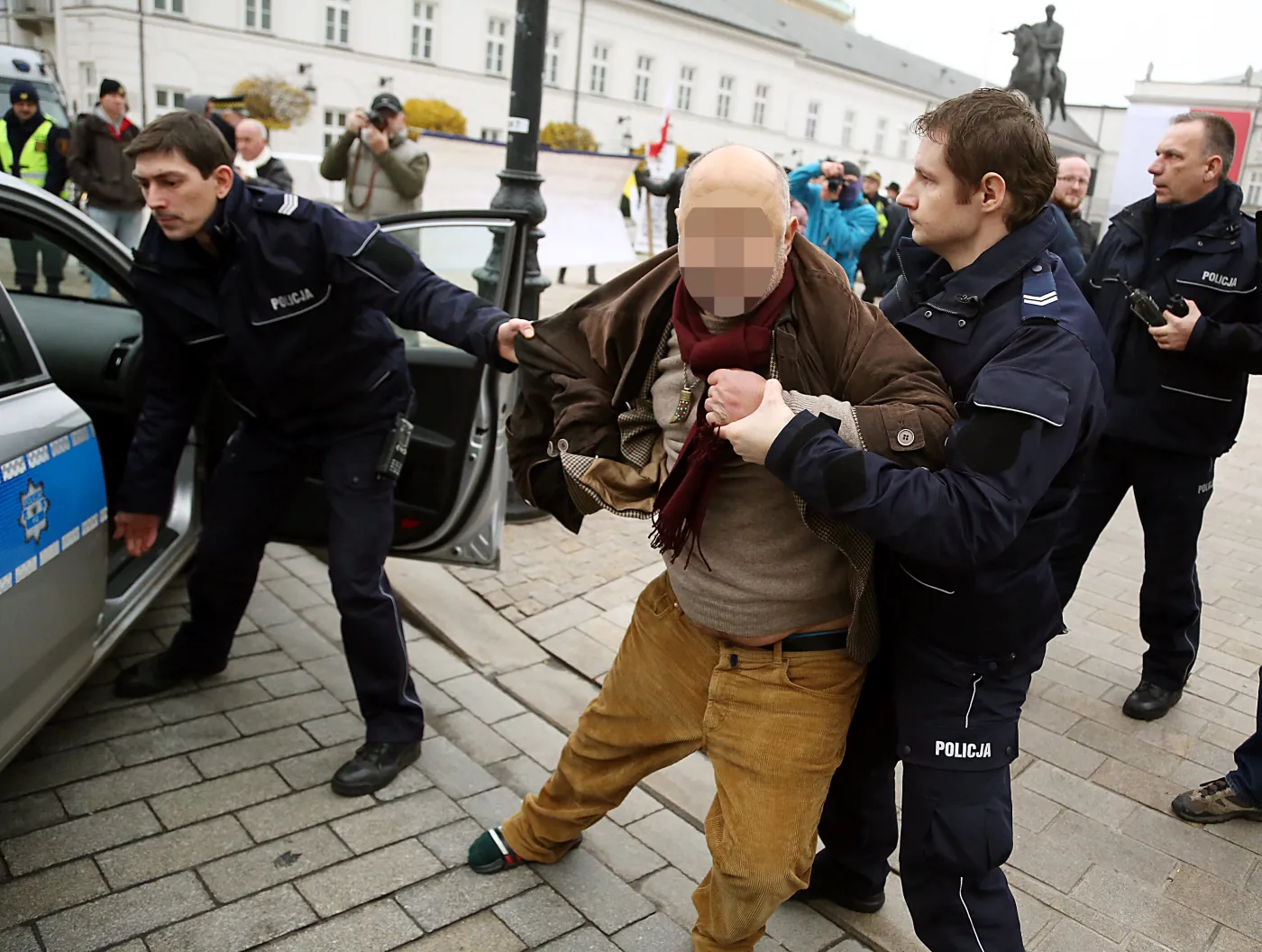 Wjechał autem pod pałac i krzyczał: Znamy prawdę o Smoleńsku! ZDJĘCIA
