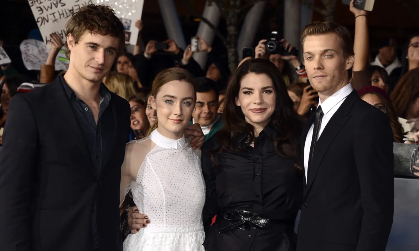 4278040-max-irons-saoirse-ronan-stephanie.jpg