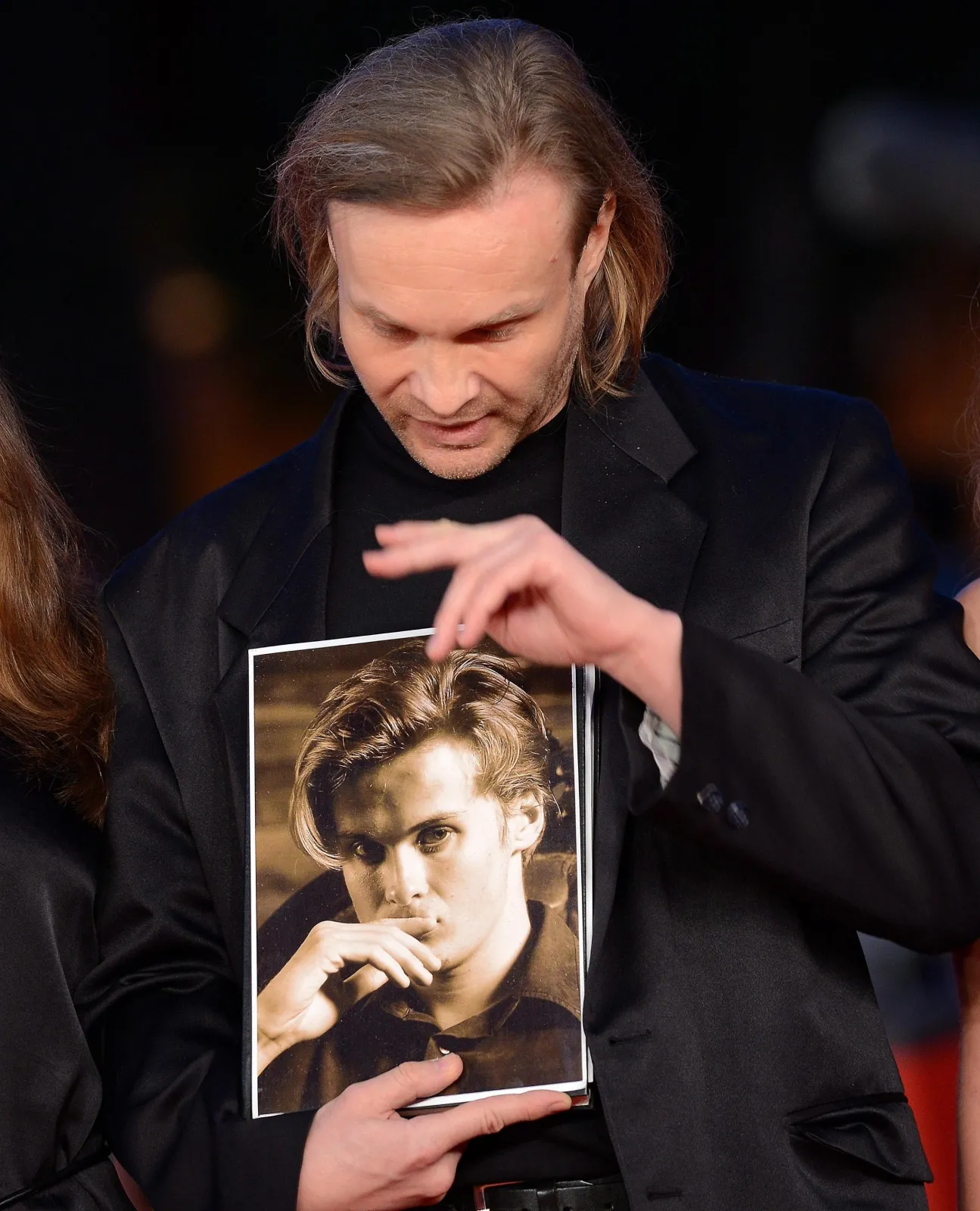 Michael Skolimowski ze zdjęciem zmarłego brata na premierze "Ixjana" w Rzymie