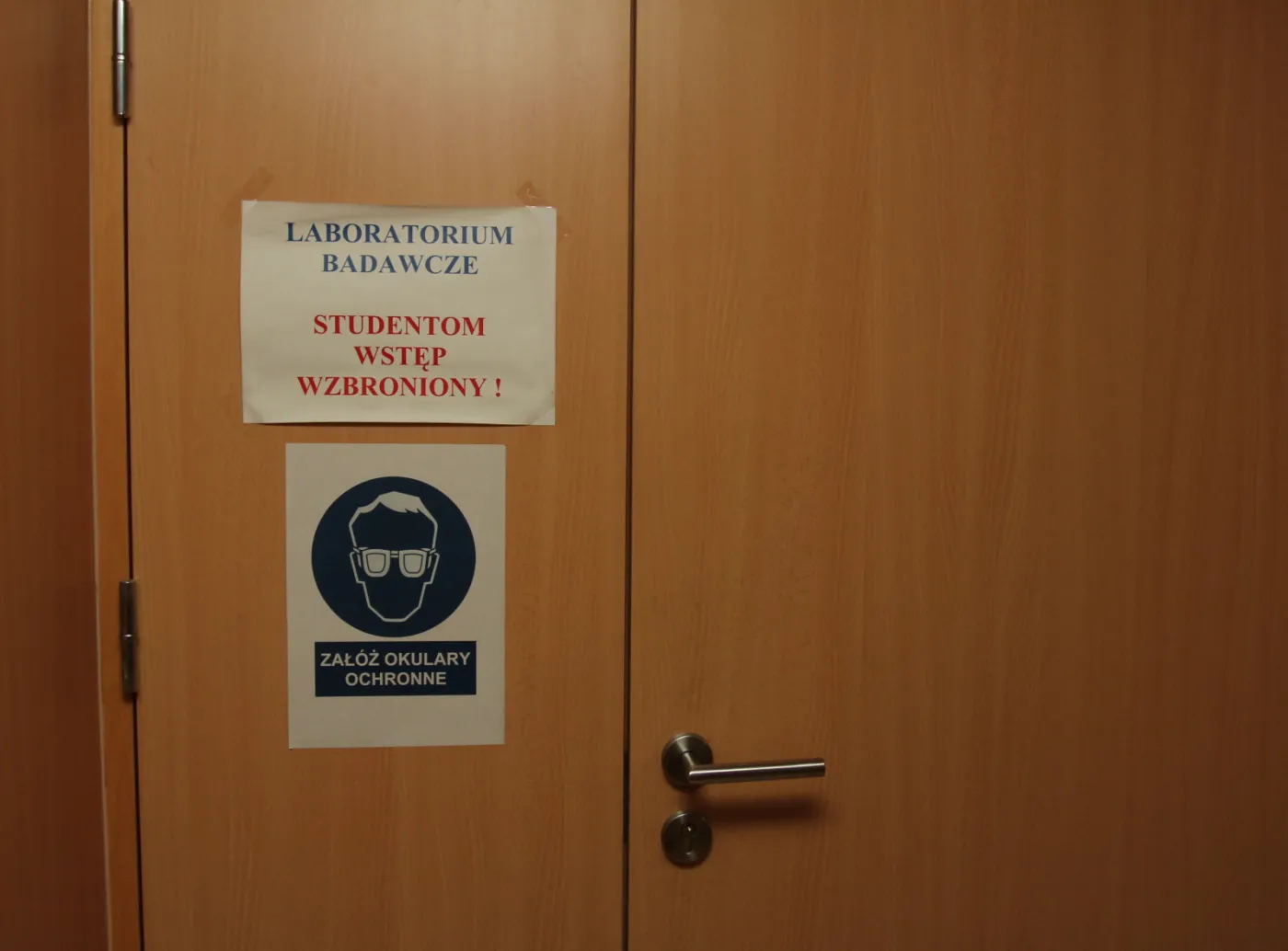 Uniwersytet Rolniczy w Krakowie, Katedra Chemii i Fizyki Wydziału Rolniczo - Ekonomicznego - drzwi do laboratorium. 