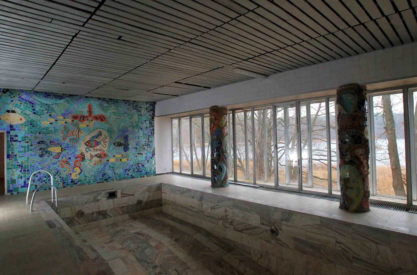 4305594-basen-w-budynku-hotelowym-osrodka.jpg