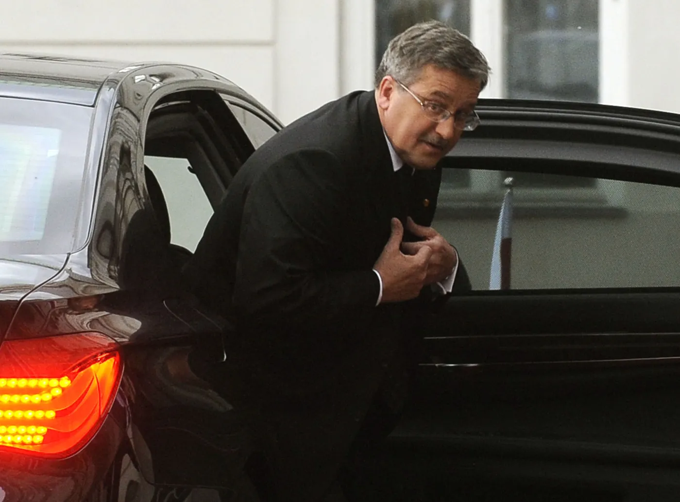 Bronisław Komorowski wysiada z limuzyny