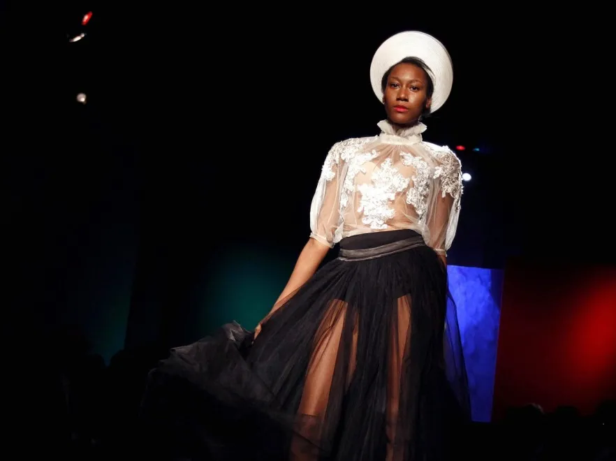 4358462-mix-match-fashion-show-wietnam.jpg