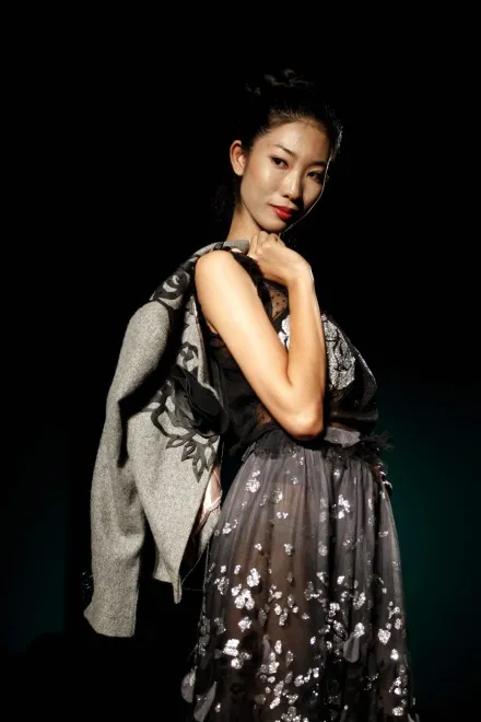 4358489-mix-match-fashion-show-wietnam.jpg