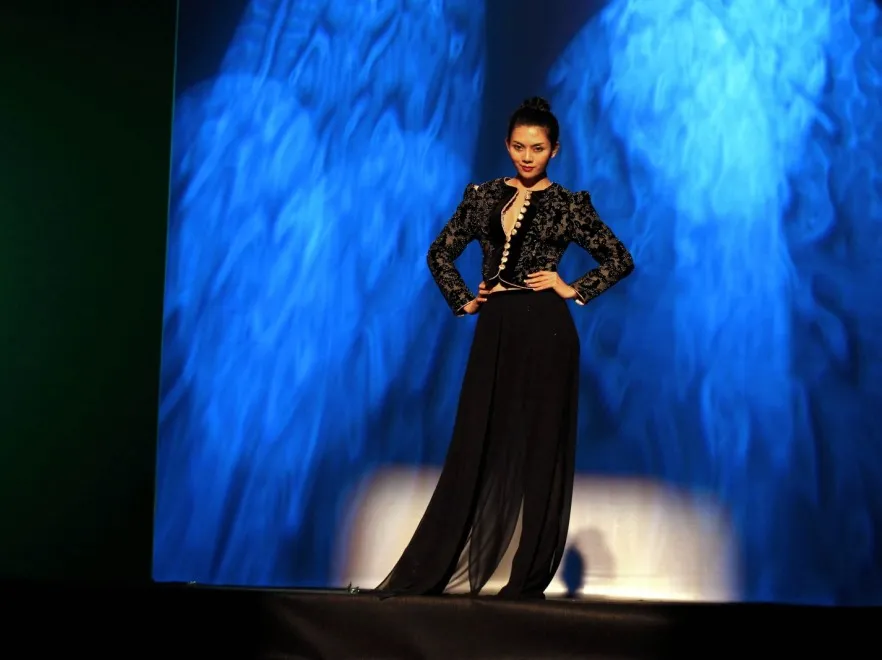 4358540-mix-match-fashion-show-wietnam.jpg