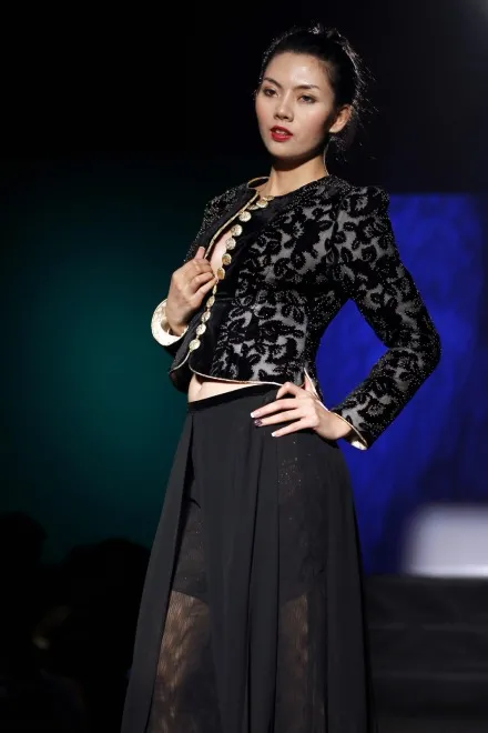 4358567-mix-match-fashion-show-wietnam.jpg