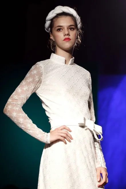 4358591-mix-match-fashion-show-wietnam.jpg