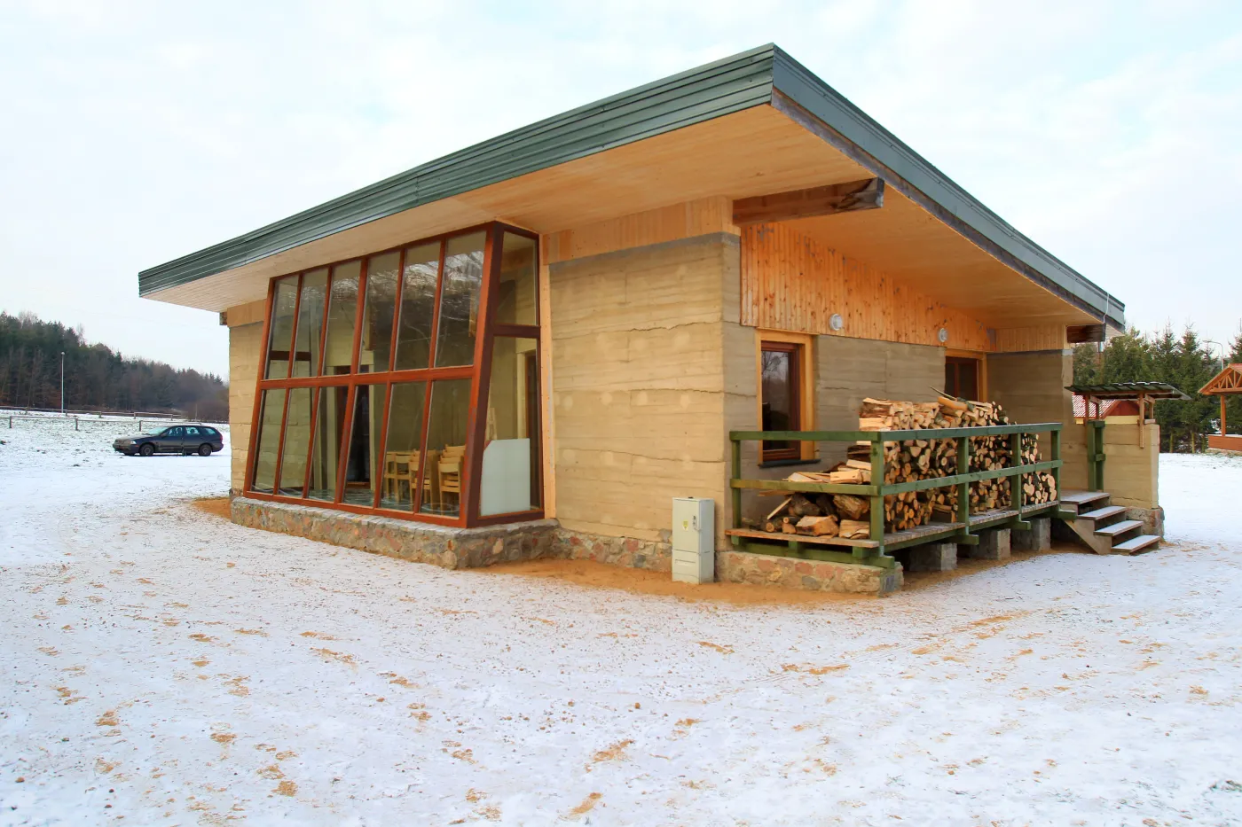 Dom w Pasłęku z ubitej ziemii