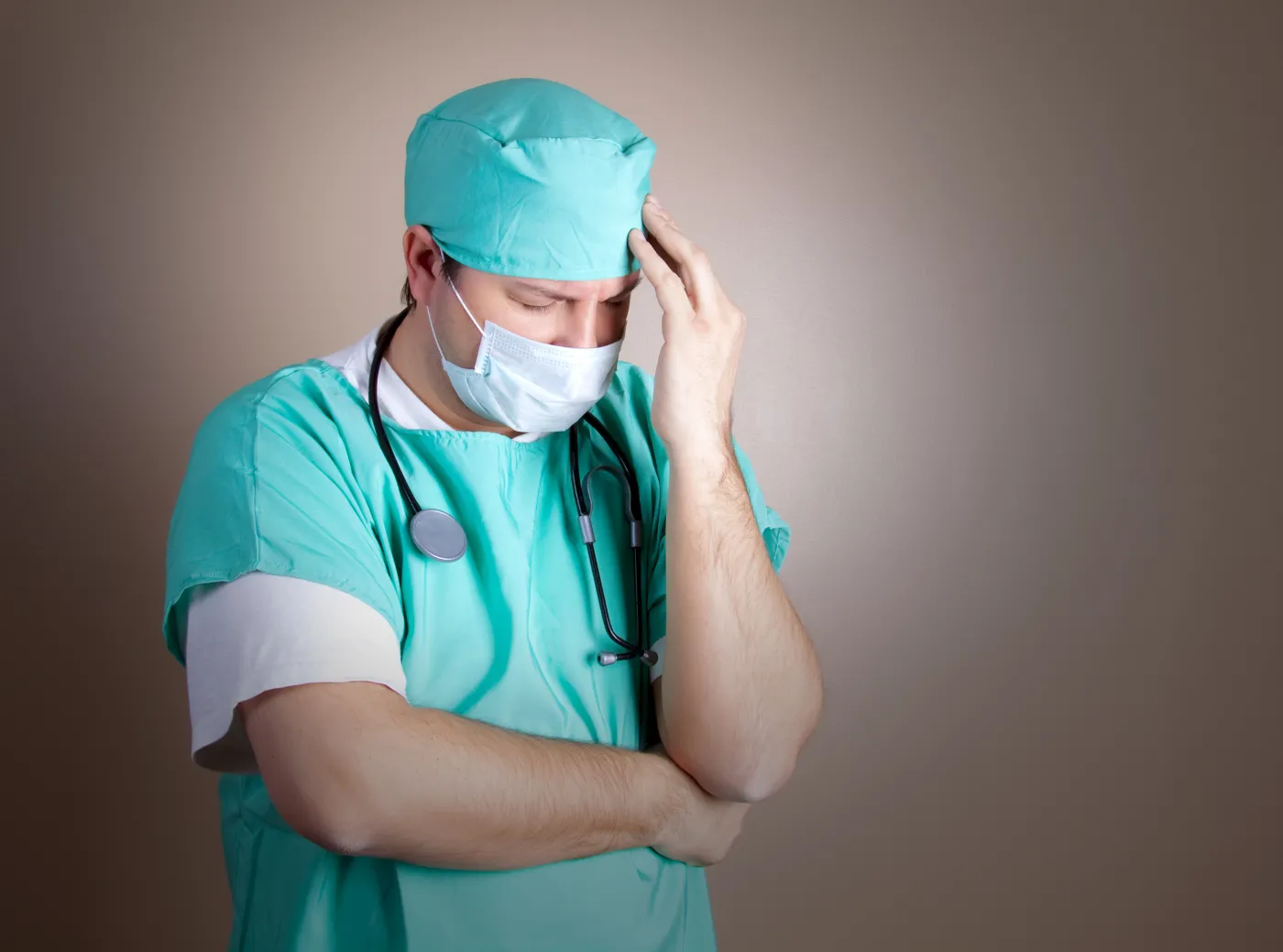 lekarz chirurg zmęczenie zmęczony