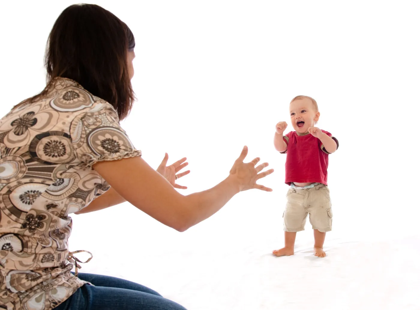 Dziecko z mamą uczy się chodzić