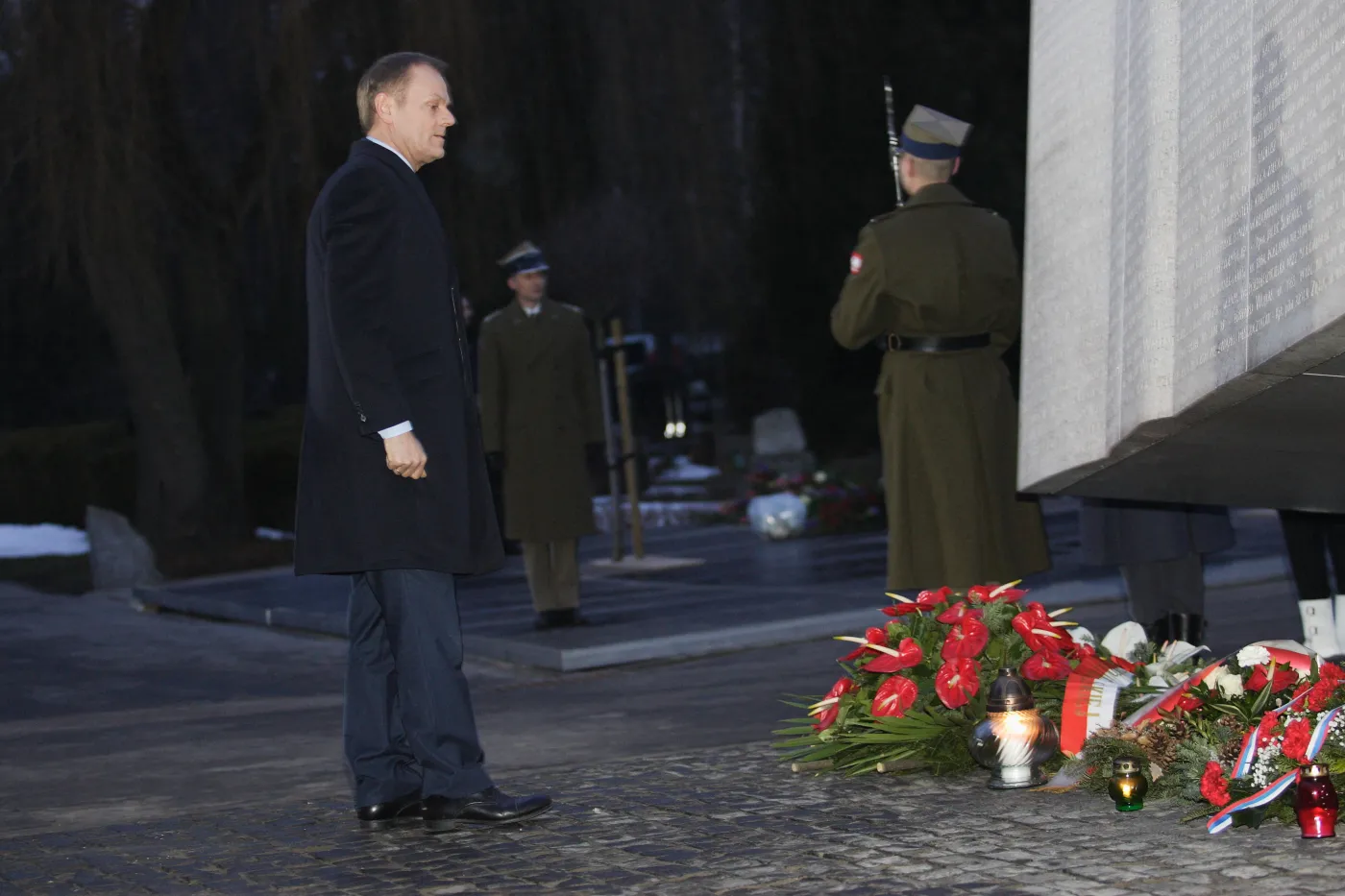 Donald Tusk oddaje hołd ofiarom katastrofy smoleńskiej