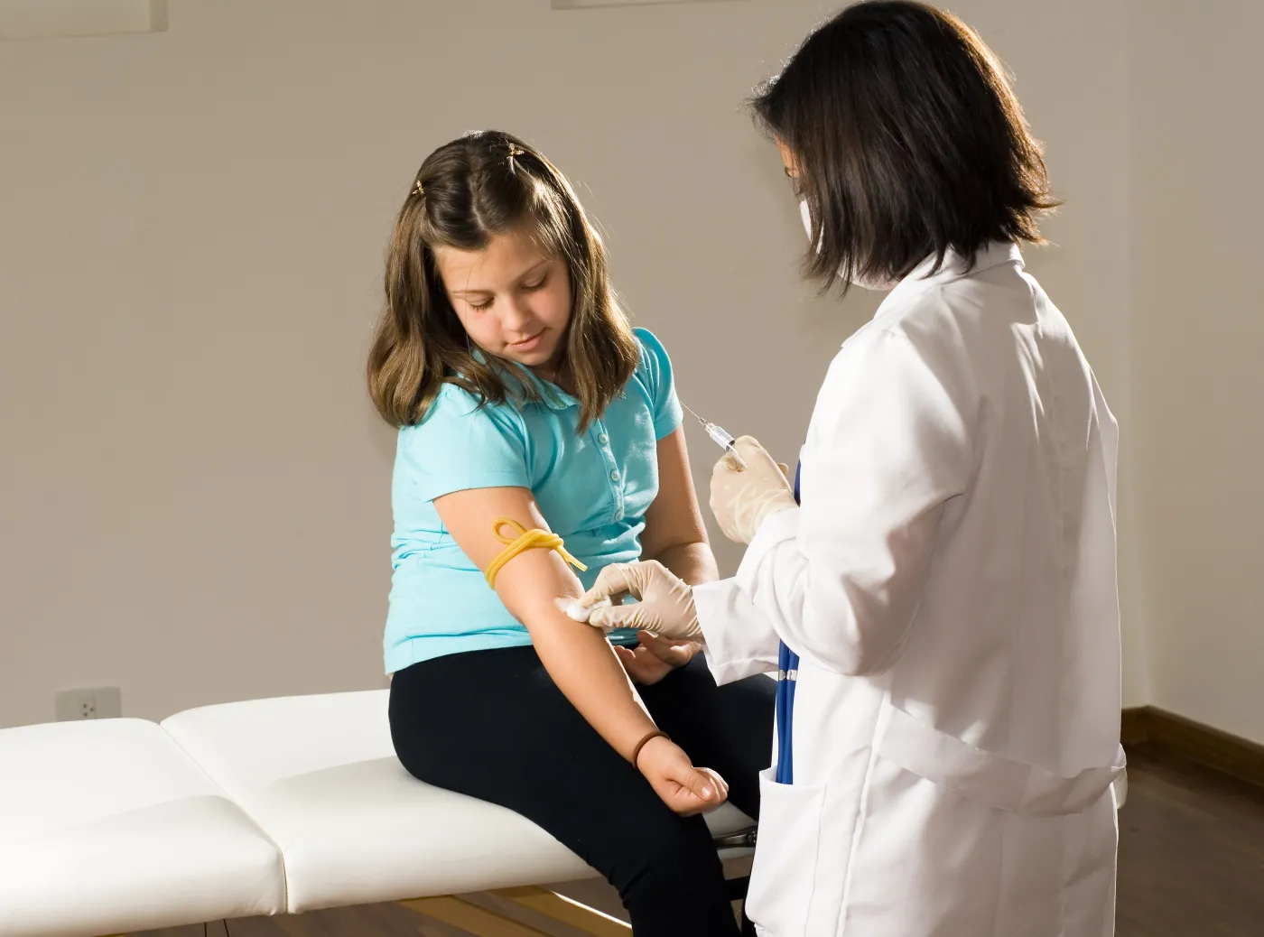 Pielęgniarka pobiera krew dziecku