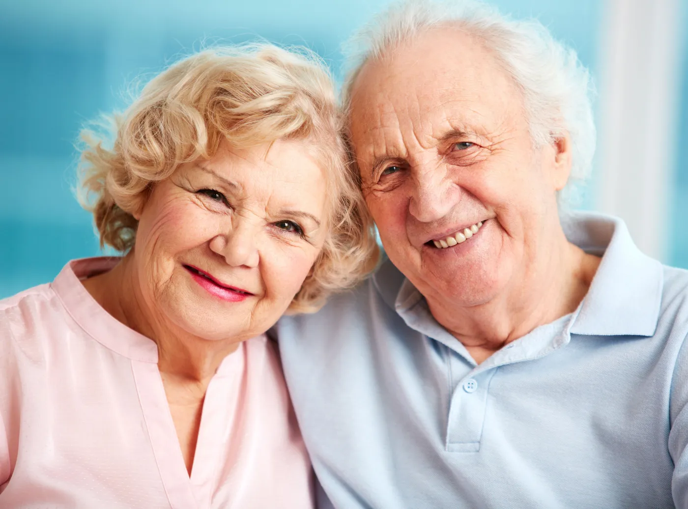 Starsza kobieta i starszy mężczyzna