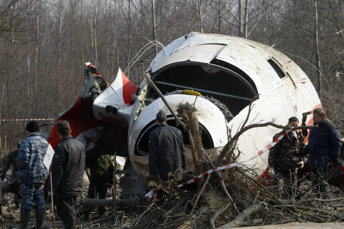 Zniszczony kokpit samolotu Tu-154 M