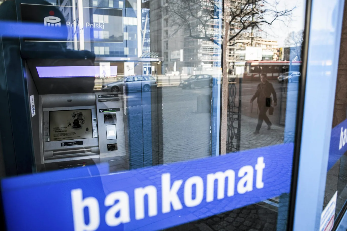 Kolejka do bankomatu, który wypłacał podwójnie