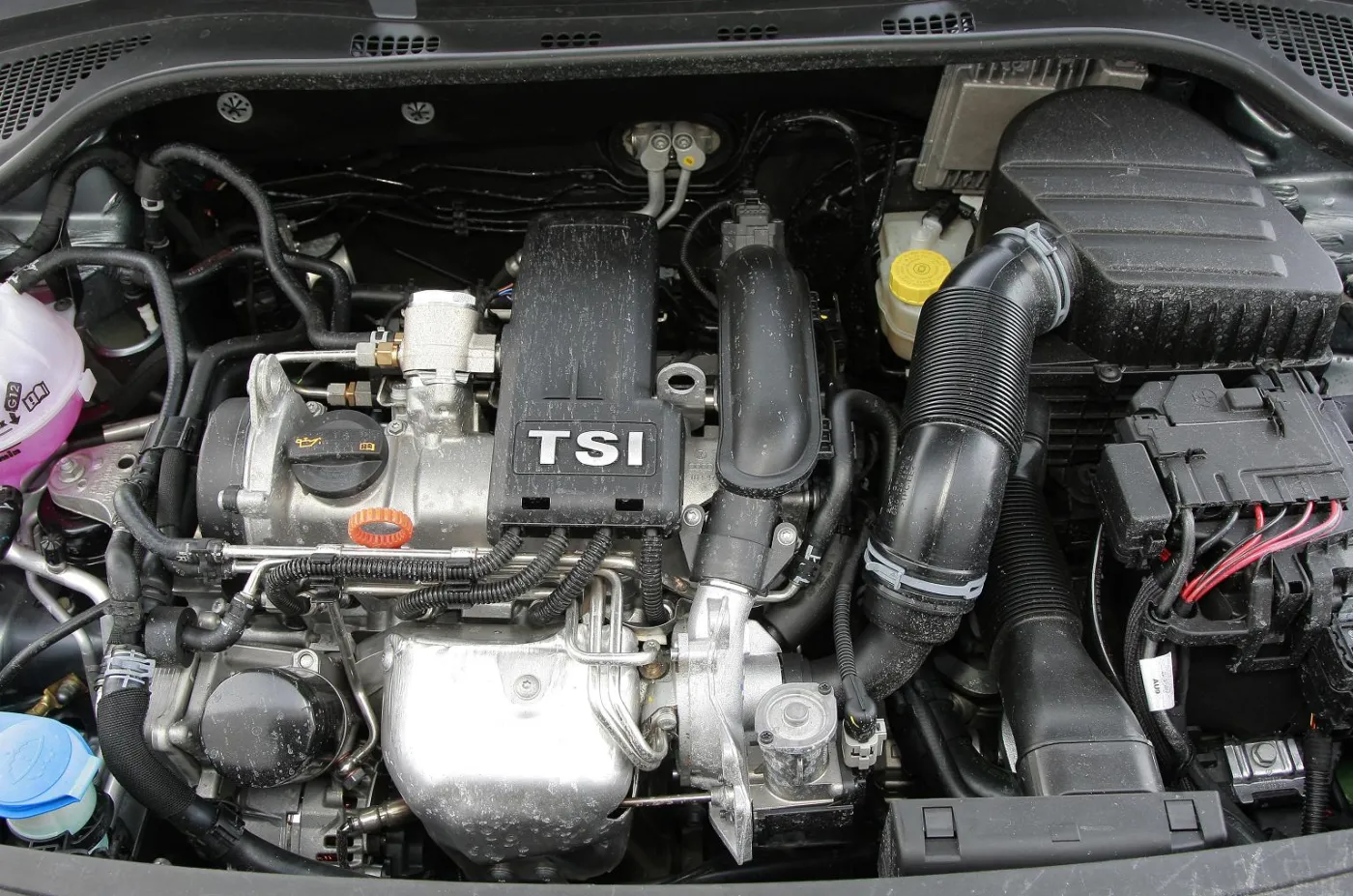4899368-skoda-rapid-sedan-ambietion-main.jpg