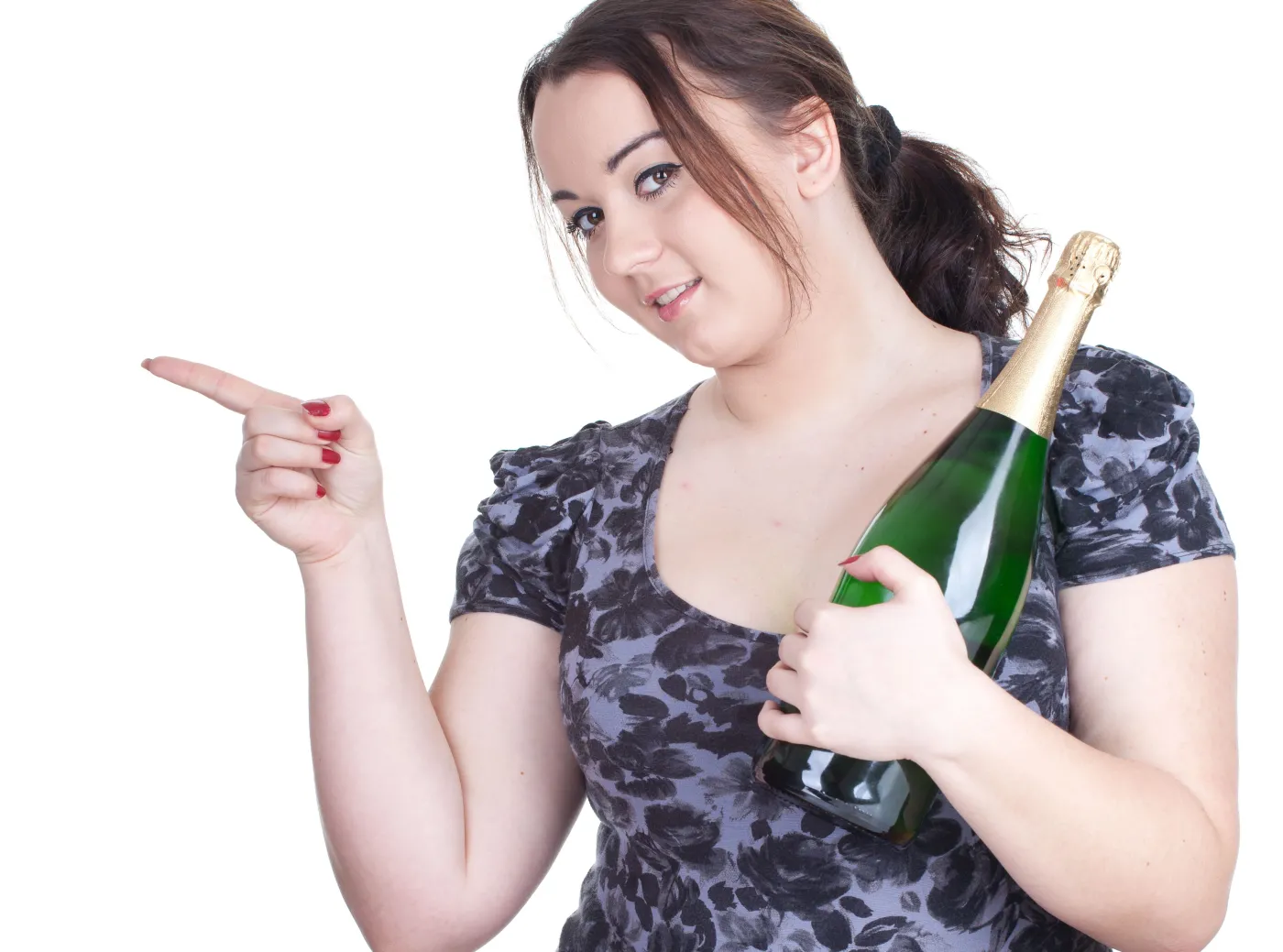 Kobieta z nadwagą trzyma alkohol