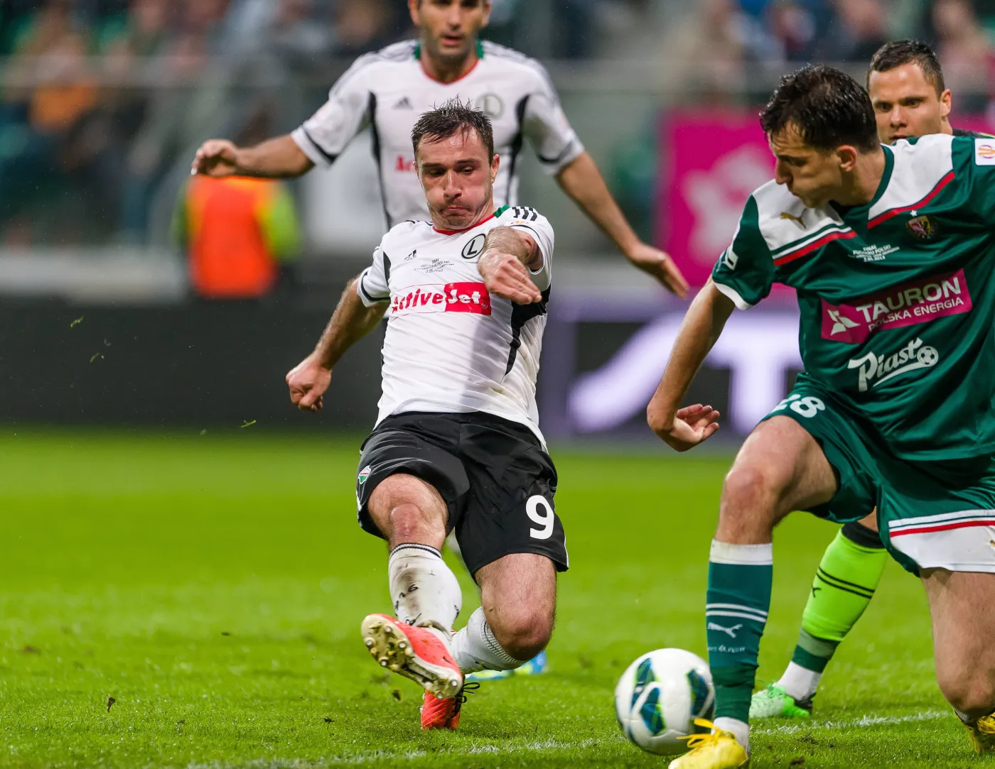 Marek Saganowski (w białej koszulce)