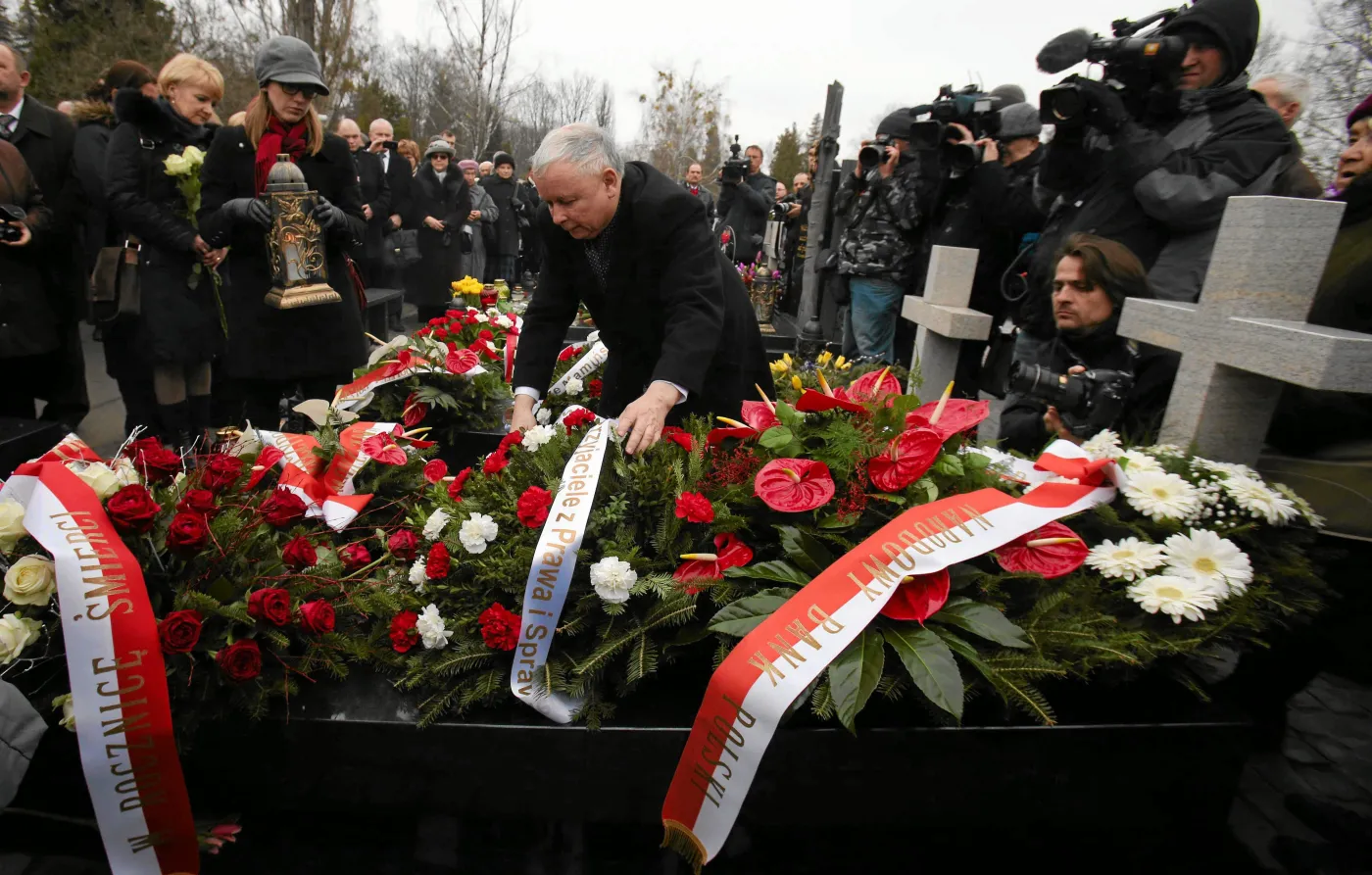 Jarosław Kaczyński składa wieńce na grobach w Kwaterze ofiar katastrofy smoleńskiej na Powązkach