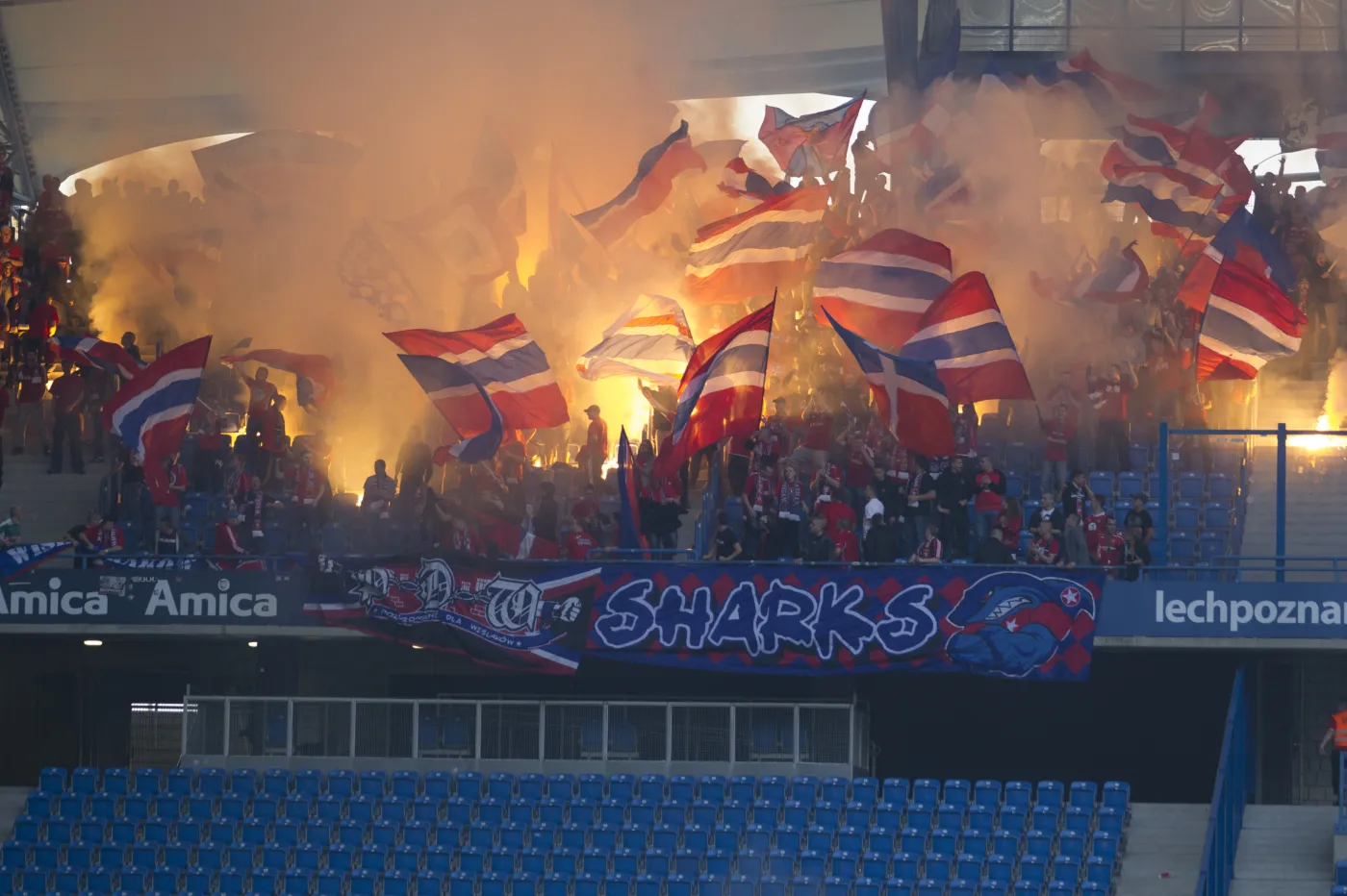 Kibice Wisły na stadionie Lecha