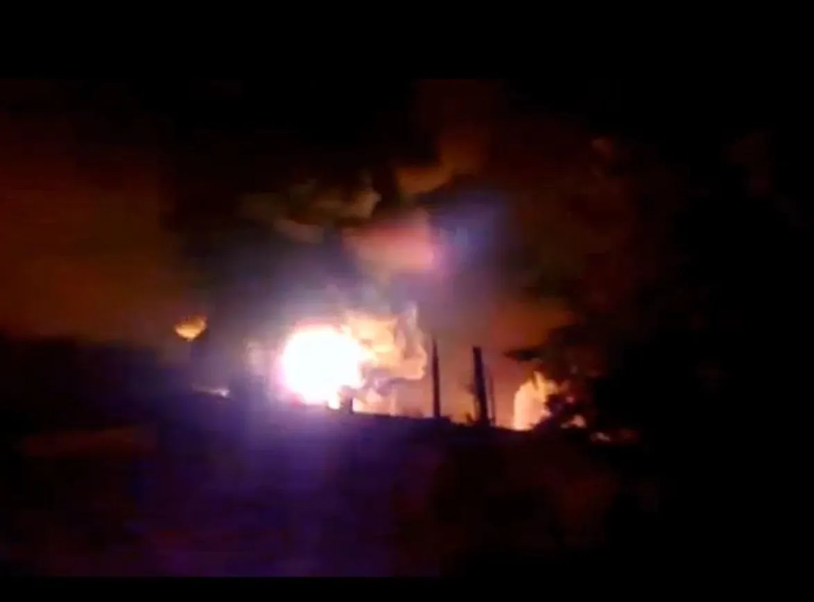 Płonące wagony wykolejonego pociągu