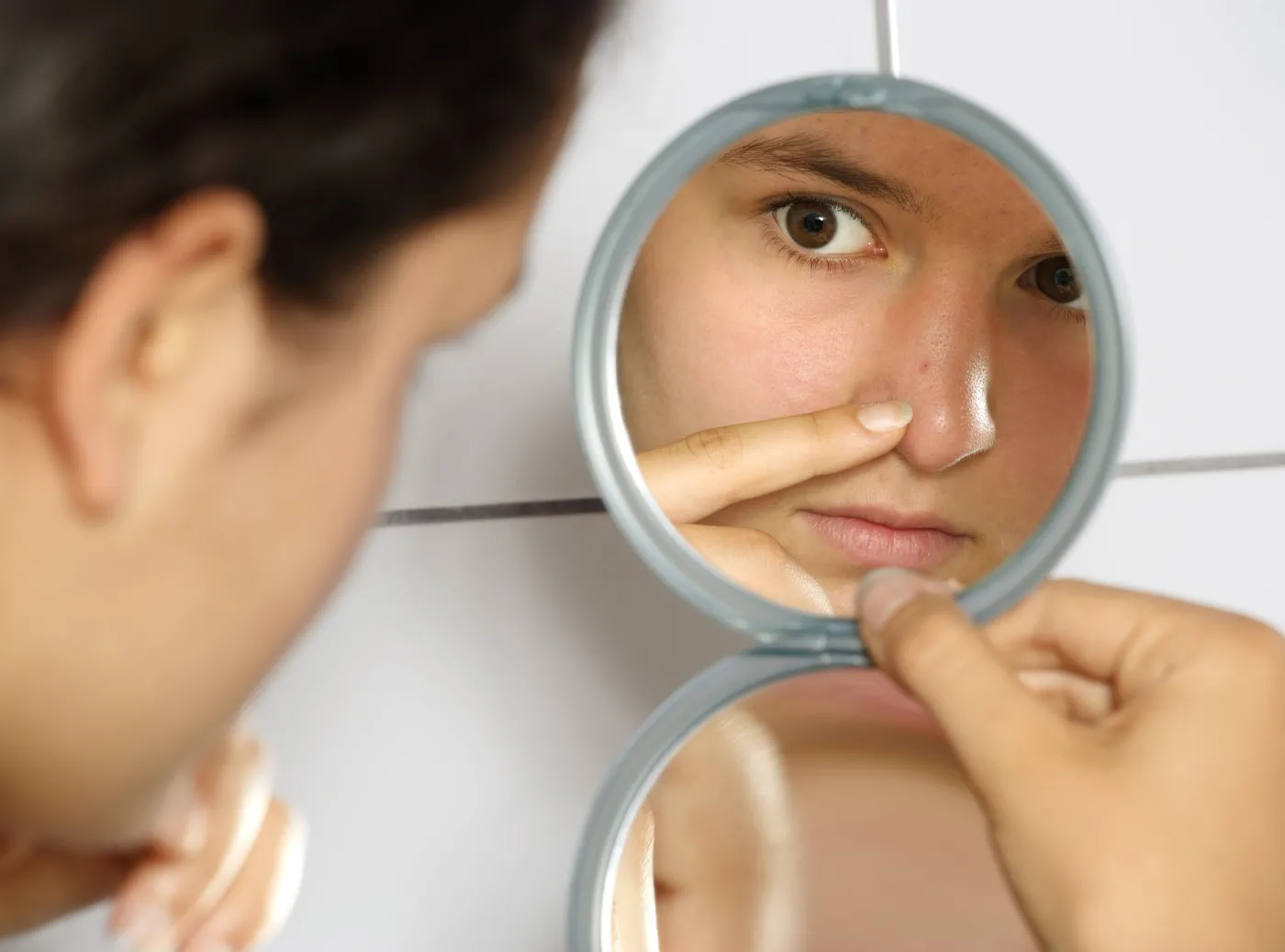 Kobieta w lusterku ogląda twarz