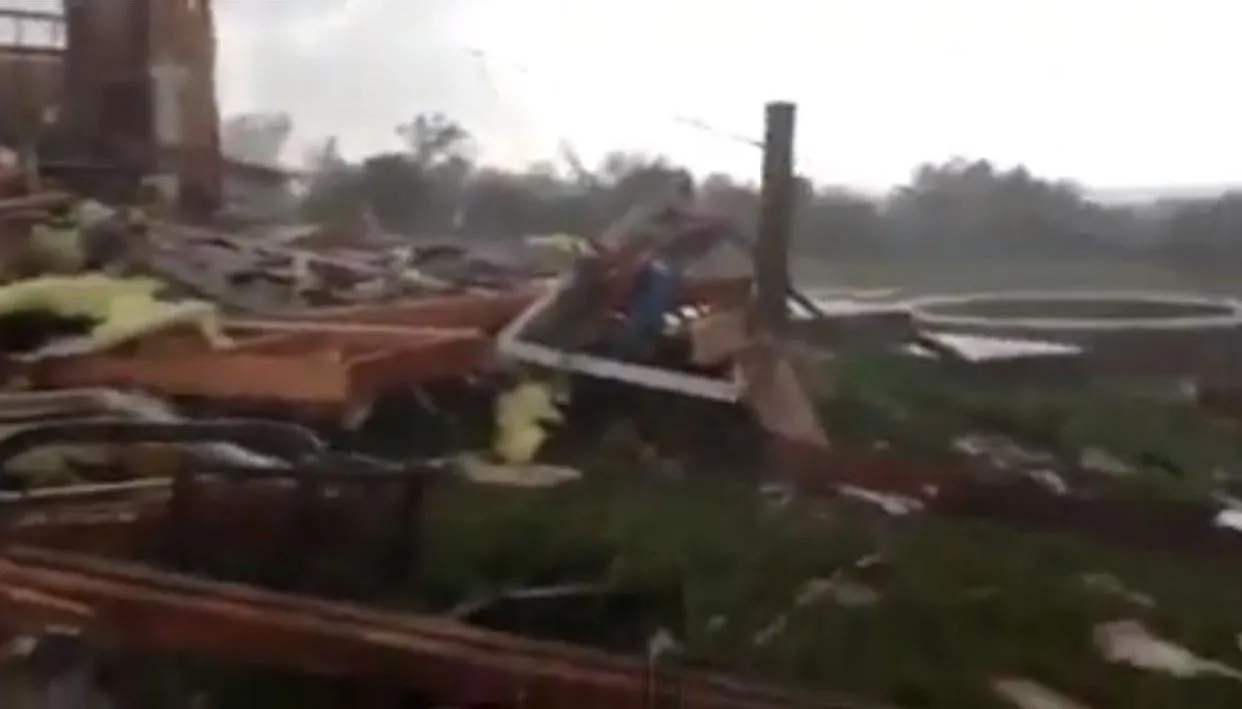 Zniszczenia po przejściu tornada nad przedmieściami Oklahoma City