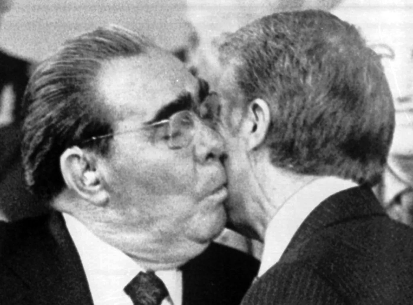 Leonid Breżniew i prezydent USA Jimmy Carter całują się na powitanie