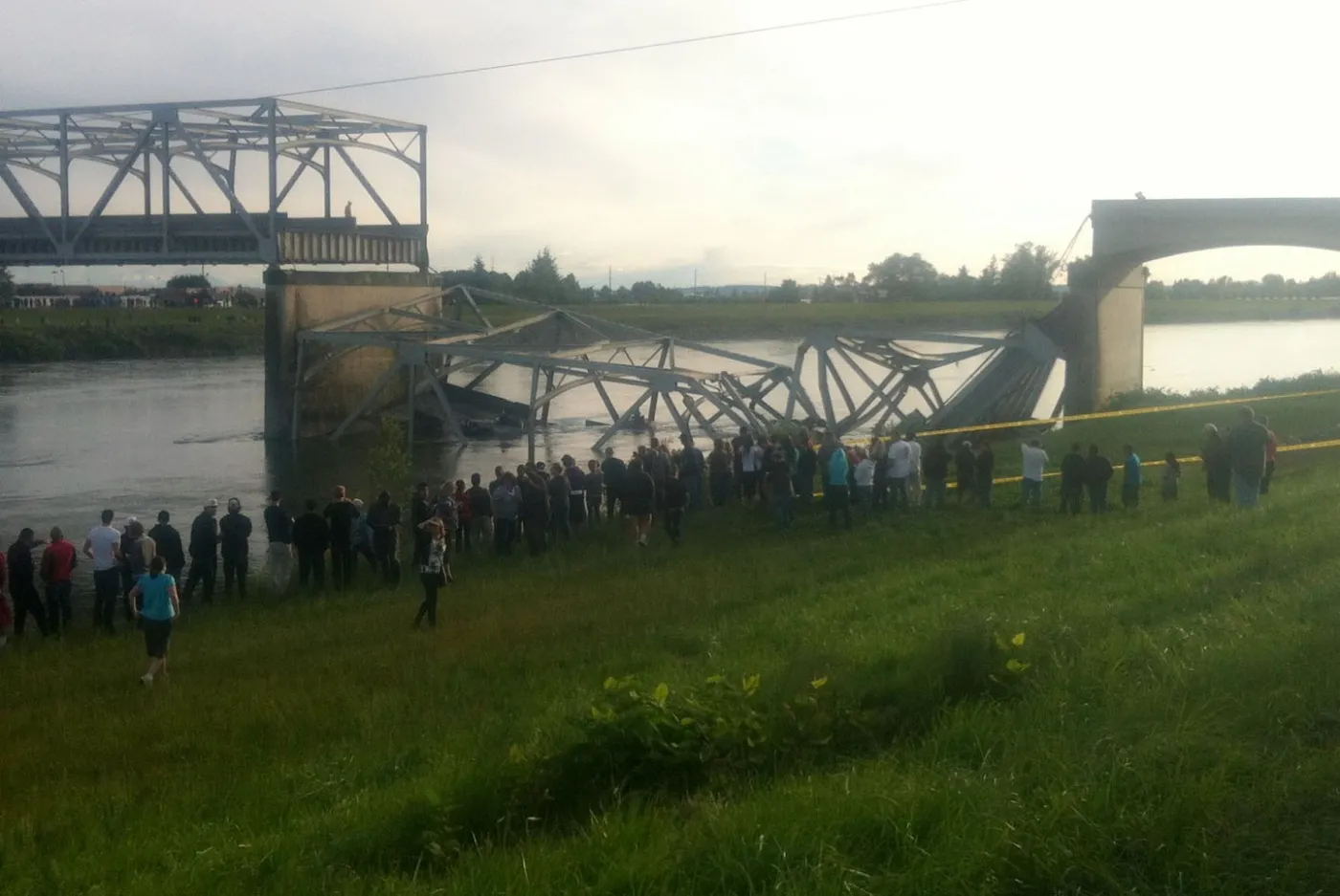 5006346-zawalil-sie-most-na-autostradzie.jpg