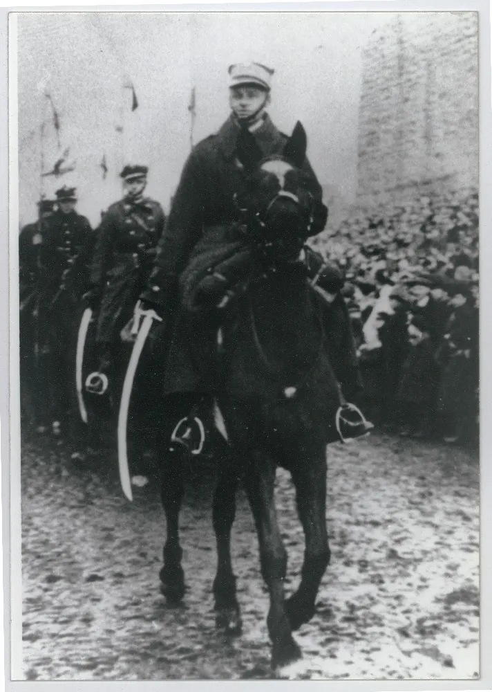 5011577-witold-pilecki-na-czele-defilady.jpg