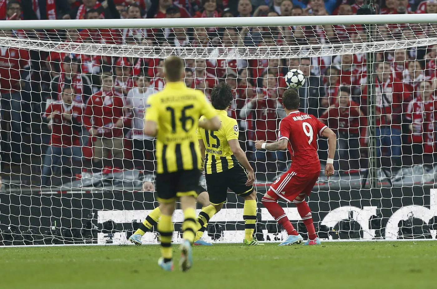 Mario Mandzukic strzela gola dla Bayernu