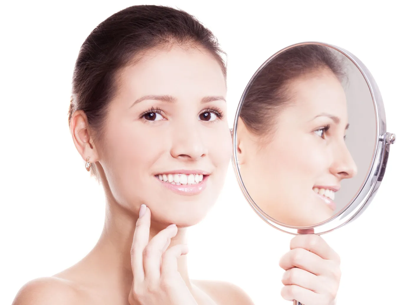 Kobieta przegląda się w lustrze