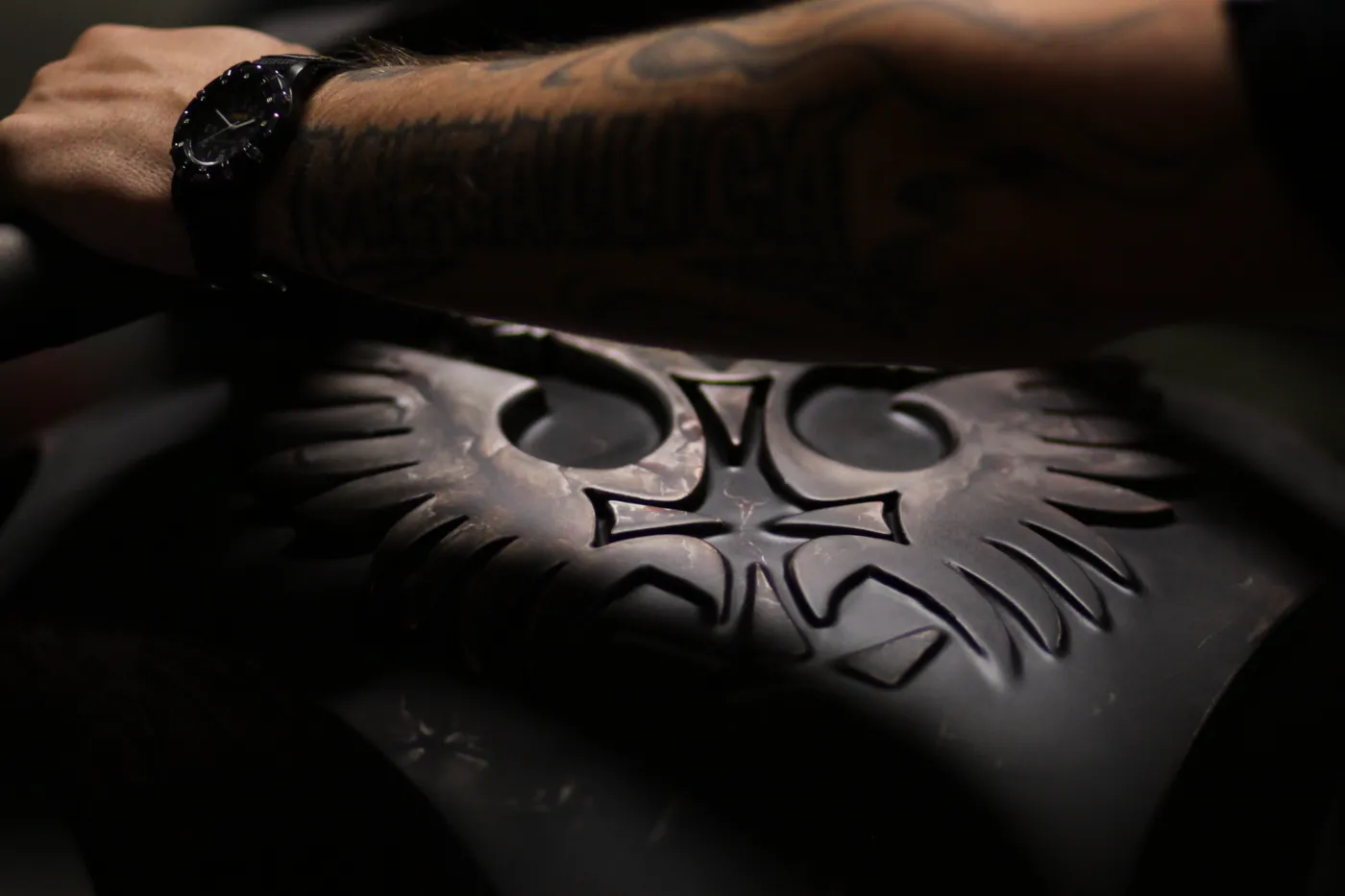 Wykuty w piekle! Nowy motocykl Nergala wyłonił się z ciemności. ZDJĘCIA Behemoth Bike