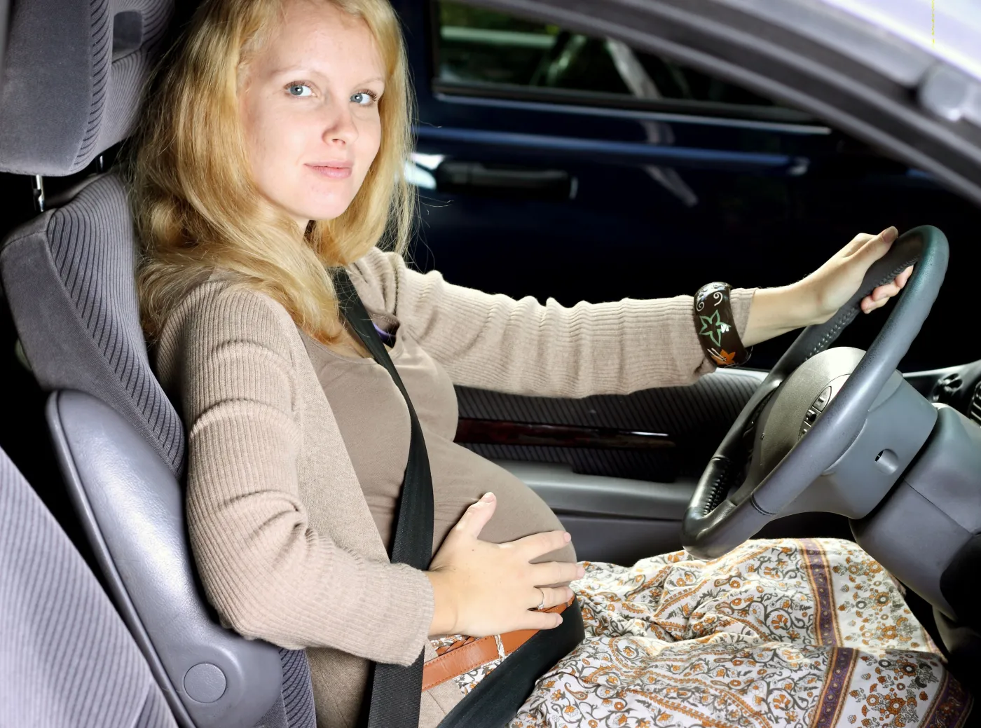 Kobieta w ciąży jedzie samochodem