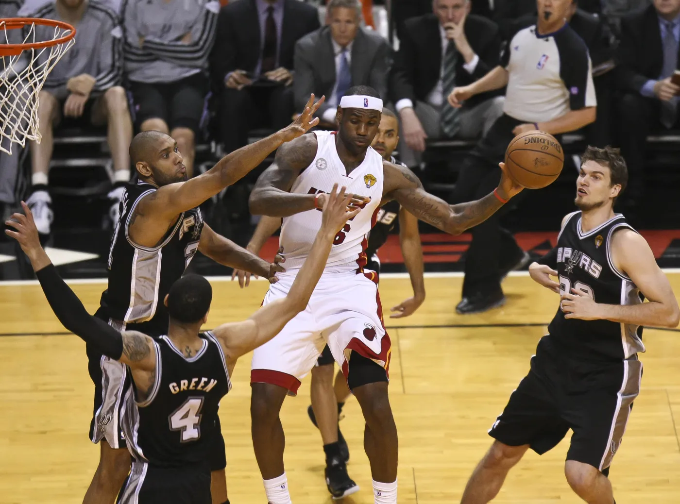 LeBron James (w białym stroju)