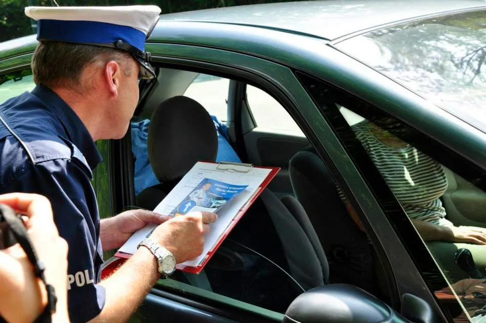 Prowokacja policji! Hostessty, ograniczenie do 44 km/h i... 100 m dalej patrol