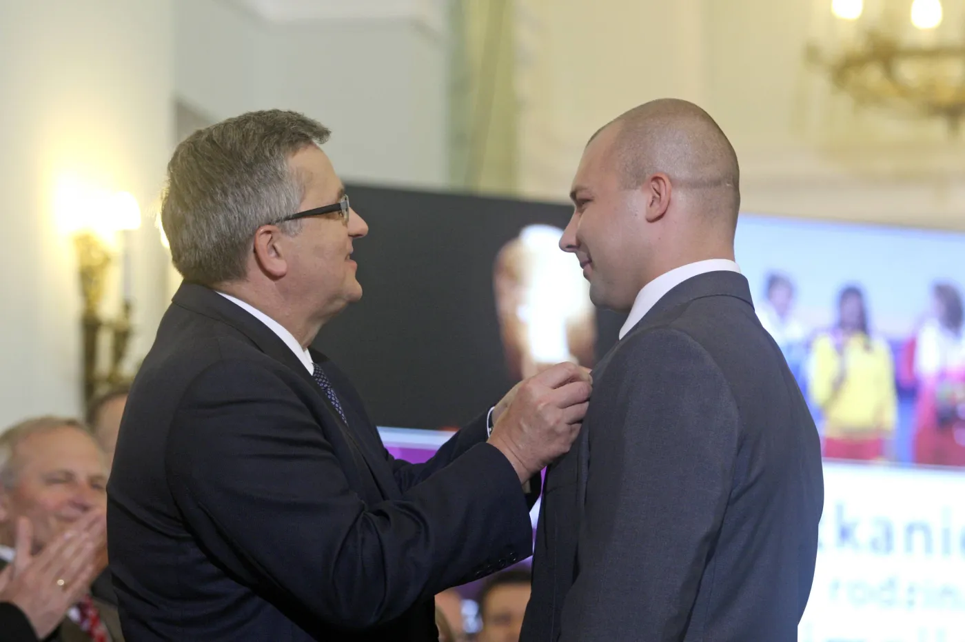 5067634-prezydent-komorowski-odznaczyl.jpg