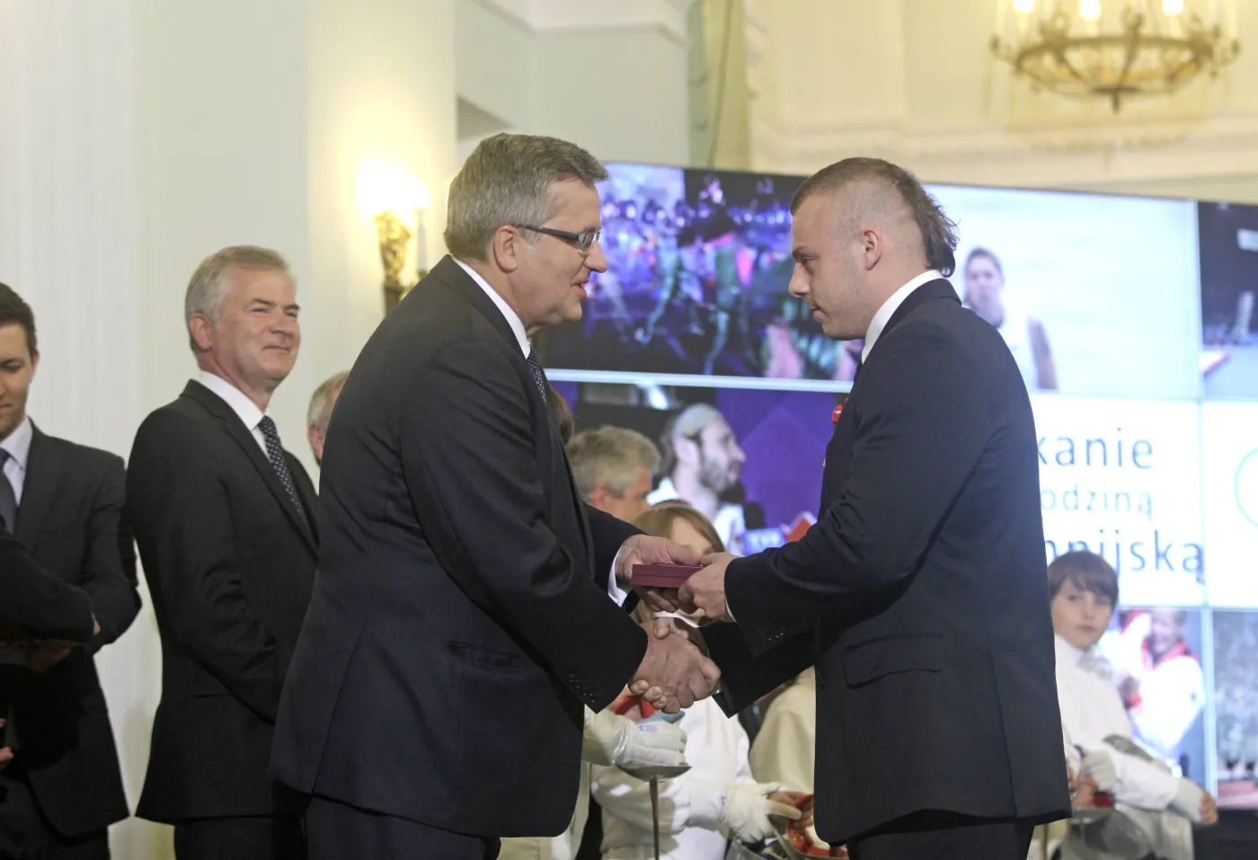 5067663-prezydent-komorowski-odznaczyl.jpg
