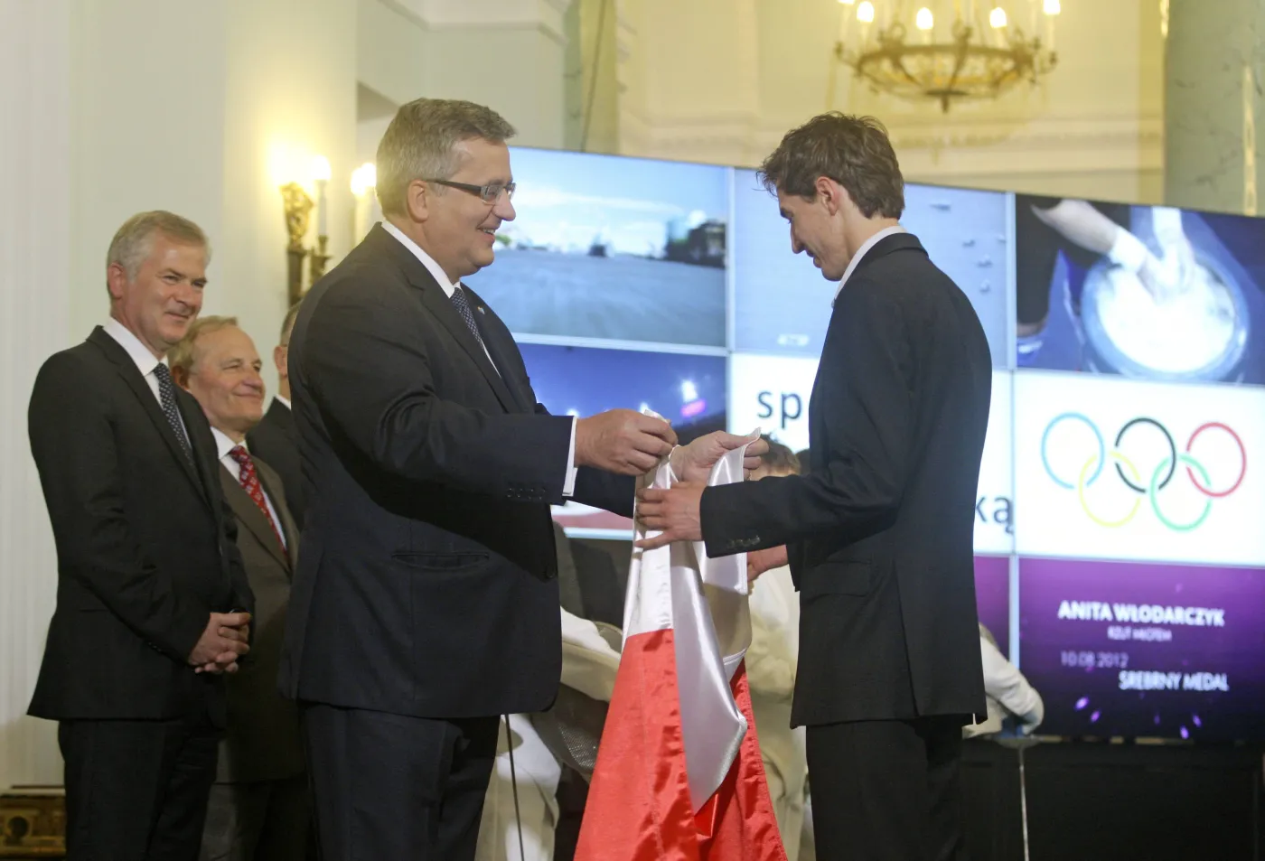 5067721-prezydent-komorowski-odznaczyl.jpg