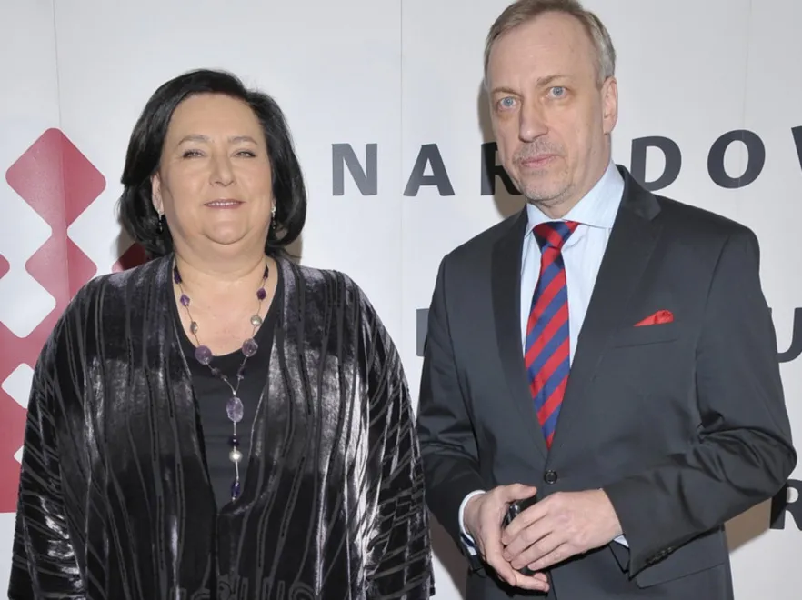 "Namiot" błyszczący, bardzo niezachęcajacy. Nieudana stylizacja prezydentowej