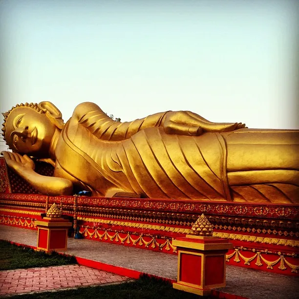 4651303-lezacy-budda-zdjecie-z-profilu.jpg