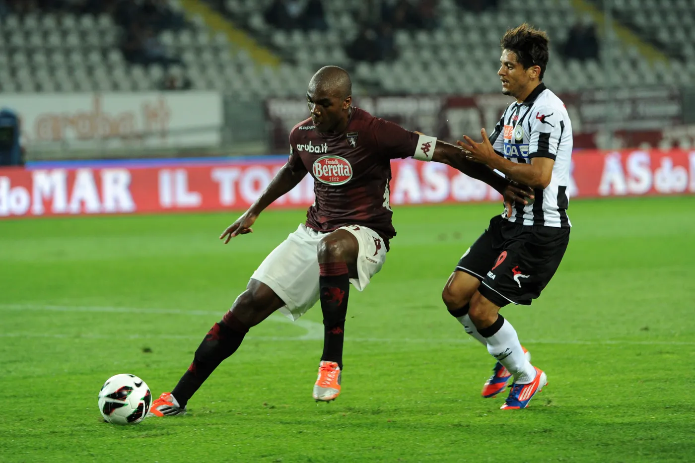 Angelo Ogbonna (w ciemnym stroju)