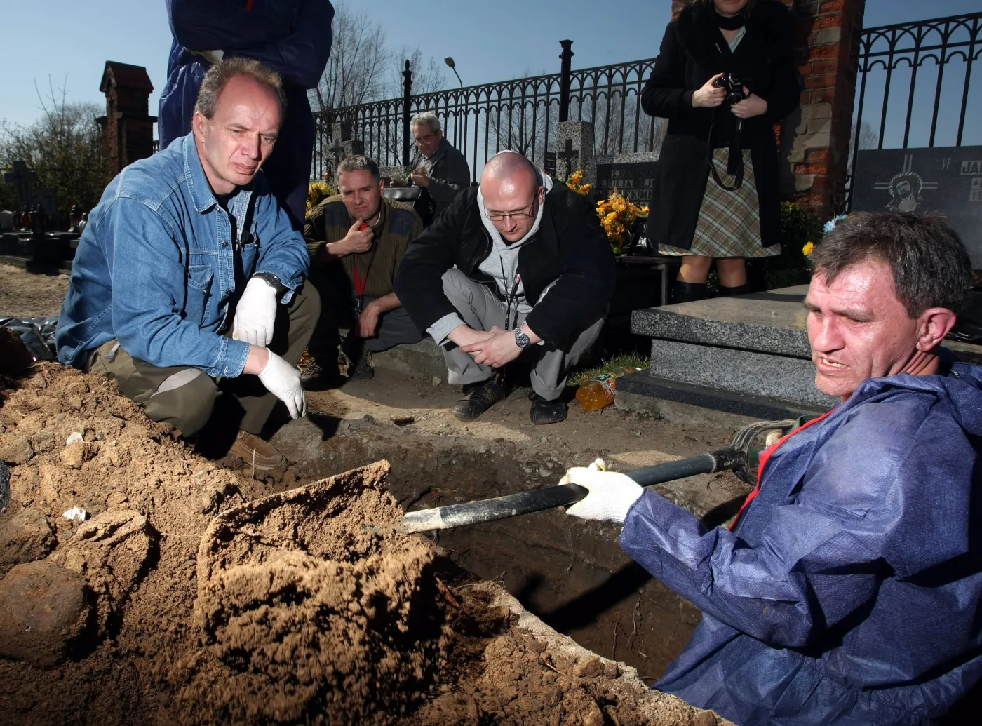 Dr Krzysztof Szwagrzyk (pierwszy z lewej) w czasie poszukiwania ofiar komunizmu na cmentarzu w Dzierżoniowie w 2008 roku