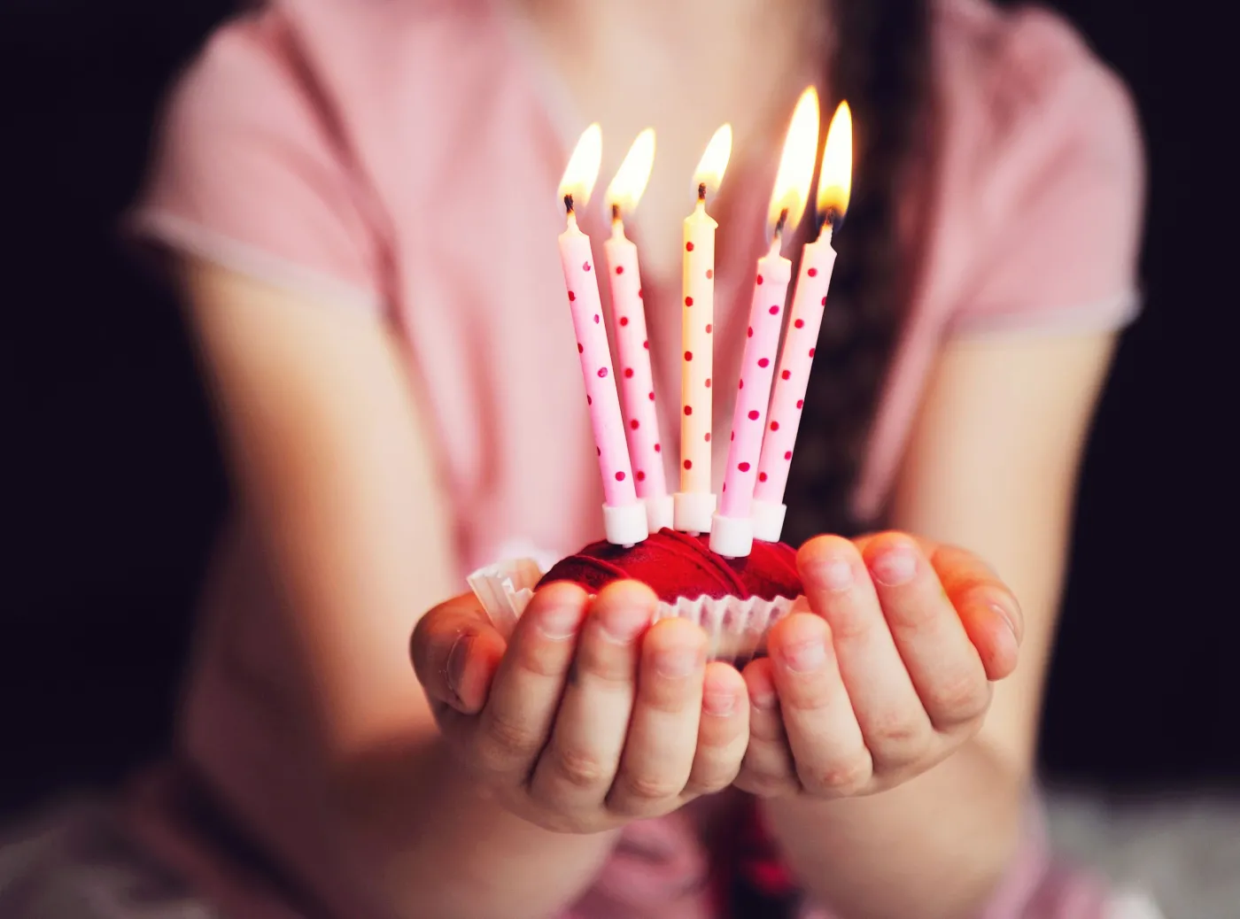 Urodzinowe ciasto ze świeczkami