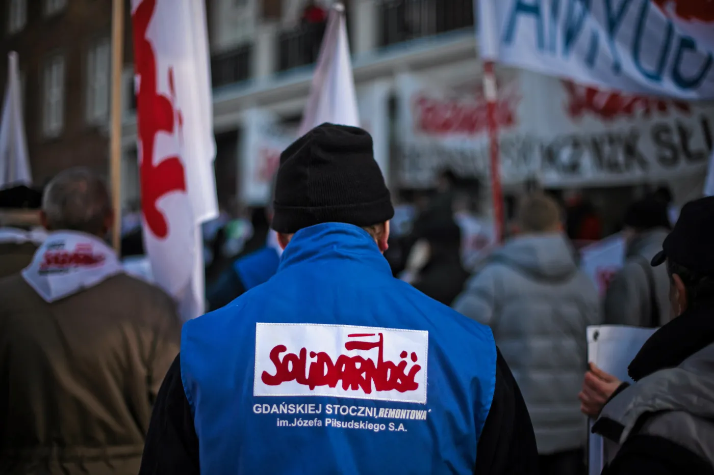 Związkowcy z "Solidarności" podczas pikiety przed Pomorskim Urzędem Wojewódzkim