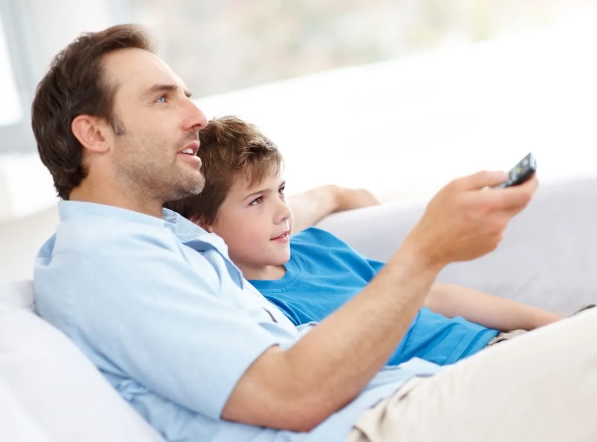 ojciec z synem przed telewizorem