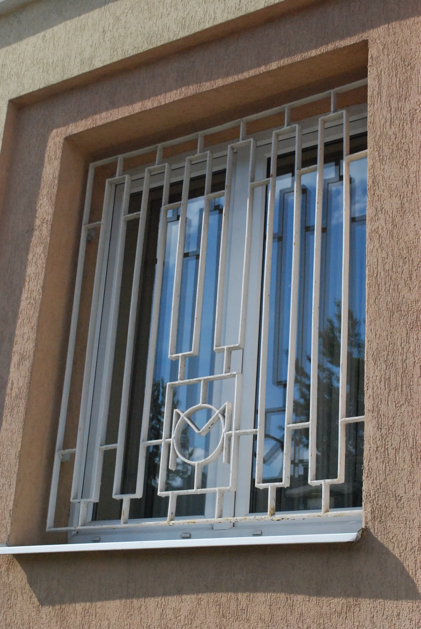 5278699-symbol-mo-w-oknach-komisariatu.jpg