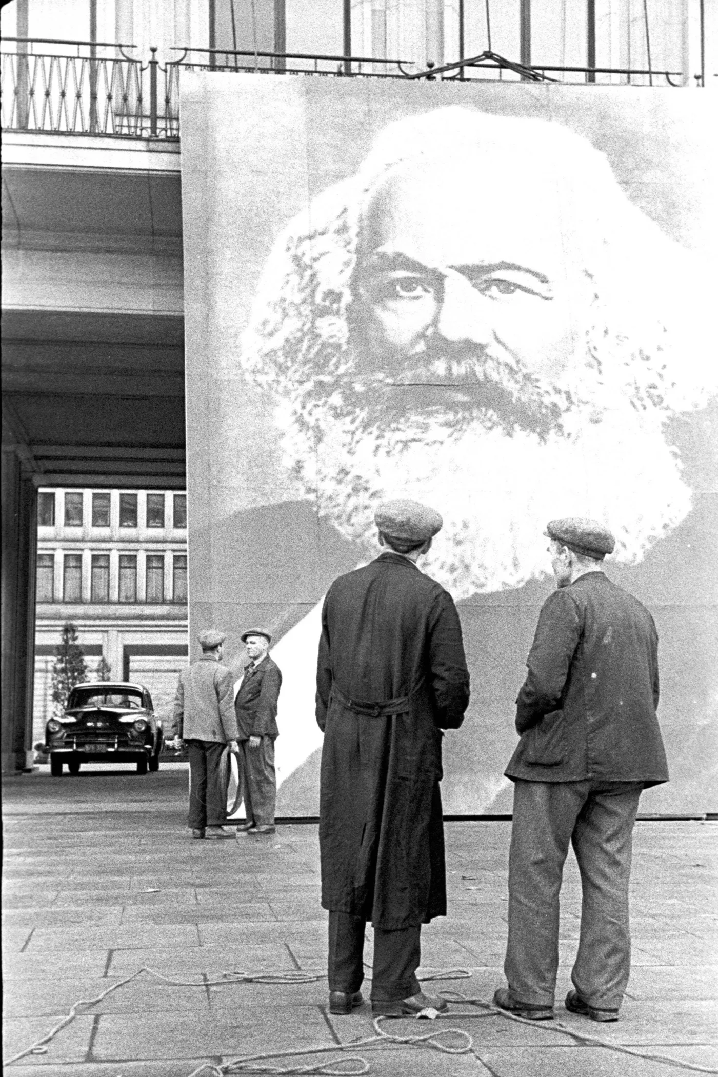 5292348-przed-domem-partii-1958-dzieki.jpg