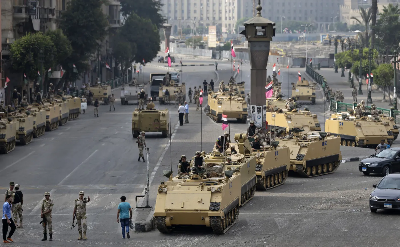 Pojazdy wojskowe zajmują pozycje na placu Tahrir w Kairze