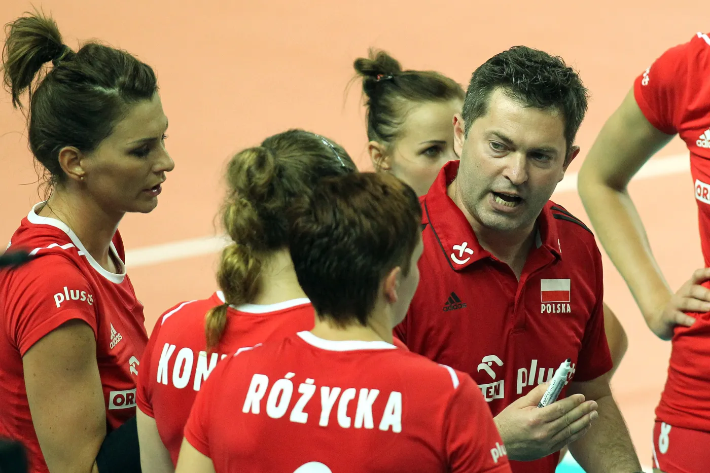 Siatkarki z trenerem Piotrem Makowskim